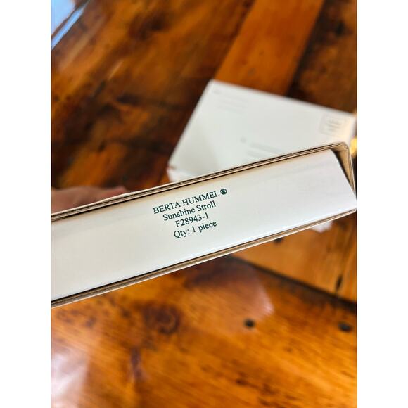 New In Box Berta Hummel Sunshine Stroll Ceramic plate with Display Stand set - Picture 6 of 7